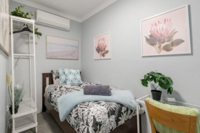 Chic Single Room - AC - Next to Central Station - Nearby CBD USYD UTS Top Viewed Bistros - Shared Bathroom, Sydney